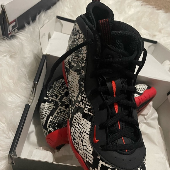 Nib Nike sneakers size 3 and matching top size small in woman very nice set 😍 - Picture 3 of 5